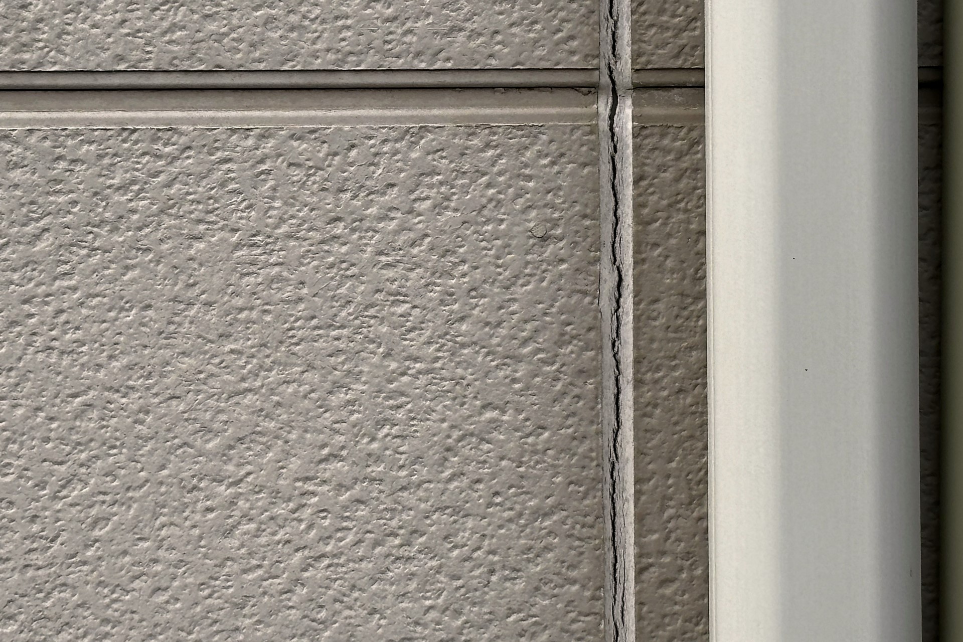 シーリングのひび割れ